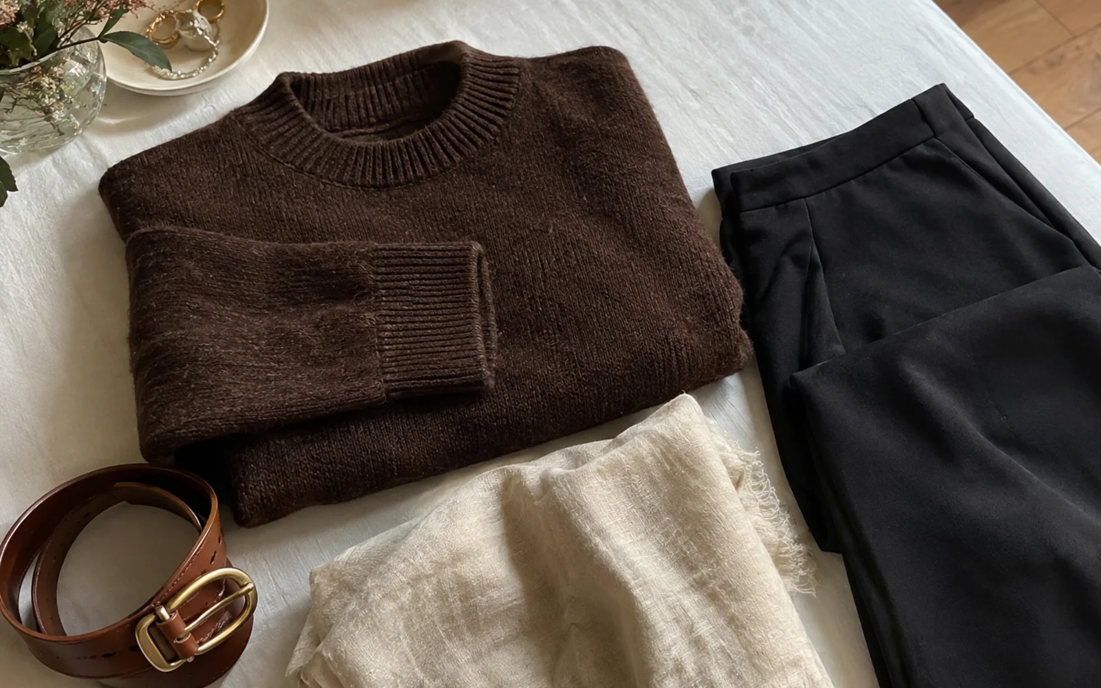 Vêtements et détails pour marron et noir : comment les associer avec style